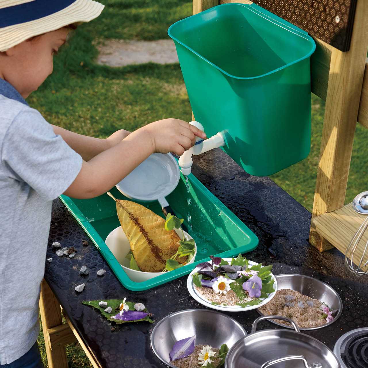 Outdoor Spielküche mit viel Zubehör