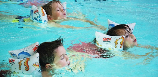 Kinder beim Schwimmenlernen mit Schlori-Schwimmkissen
