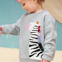 Mädchen mit grauen Sweatshirt