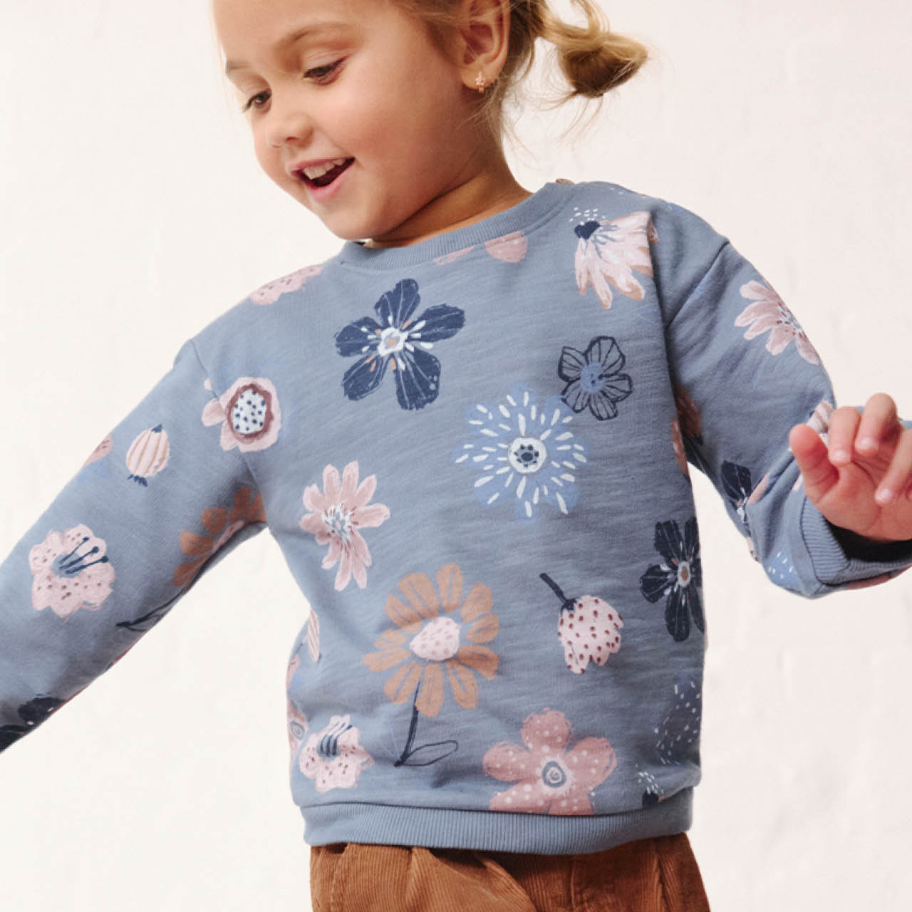 Weiches Baby Sweatshirt große Blumen rauchblau Weiches Baby Sweatshirt große Blumen rauchblau
