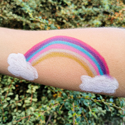 Ein Regenbogen gemalt auf dem Unterarm eines Kindes