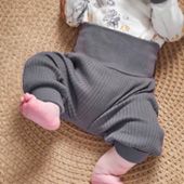 Babybeine mit einer weichen Hose