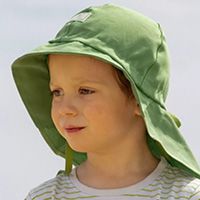 Kind mit grüner Mütze