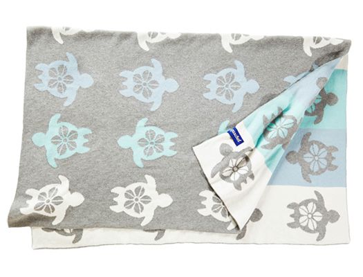 Produktfoto Decke mit Schildkröten-Muster in den Farben Grau, Blau, Weiß und Mint