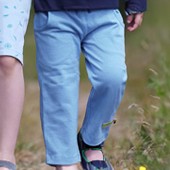 Kind trägt hellblaue Jogginghose