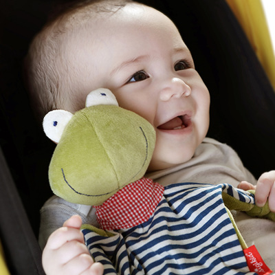 Glückliches Baby mit Frosch-Schnuffeltuch von sigikid im Arm