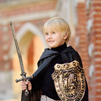 Junge im Ritter-Kostüm mit Schwert & Schild.