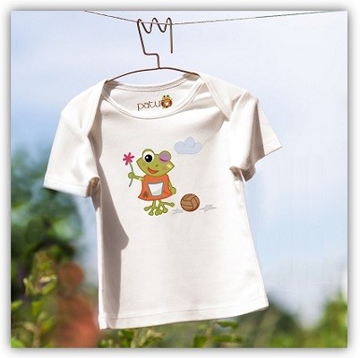 Patu-T-Shirt hängt an einer Wäscheleine auf einem Bügel im Garten