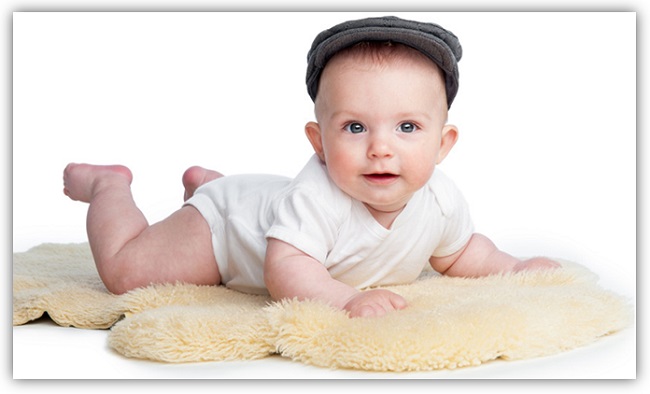 Baby liegt auf einem Lammfell