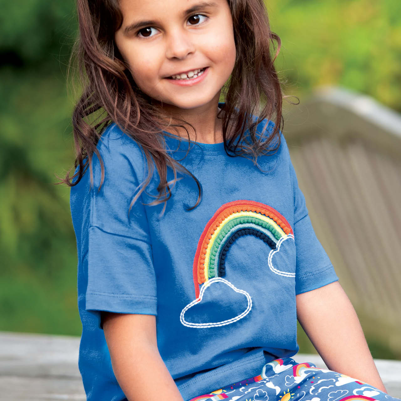 Regenbogen Stickerei T-Shirt blau